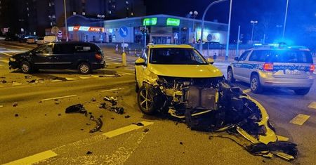 Na czerwonym świetle wjechał na skrzyżowanie. Doprowadził do zderzenia dwóch pojazdów