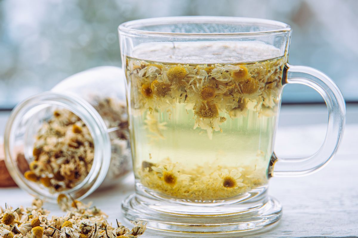 Rumianek łagodzi wzdęcia po przejedzeniu