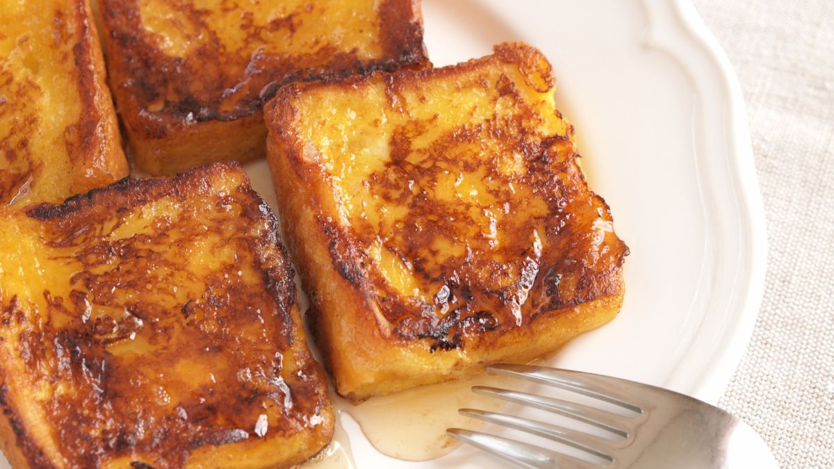 Między dwie kroki chleba włóż nietypowy składnik o polej słodkim sosem. Zwykłe tosty nie mają szans