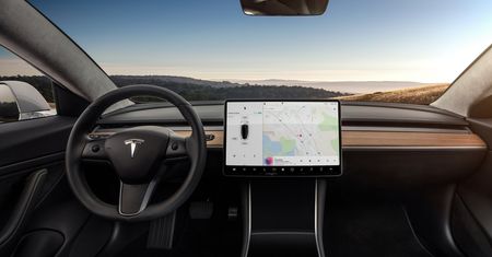 Tesla Model S z nowym wnętrzem. Czy tak wygląda minimalizm kosztem bezpieczeństwa?