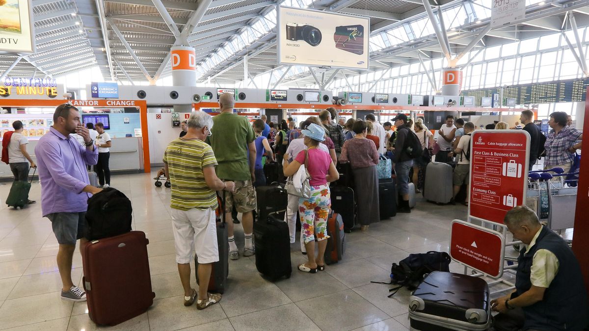 Pawe� Supernak
Egipt, lot, lotnisko, odprawa, turystyka, zamieszki, ok�cie, podr�e, port lotniczy, turysta, urlop, wakacje