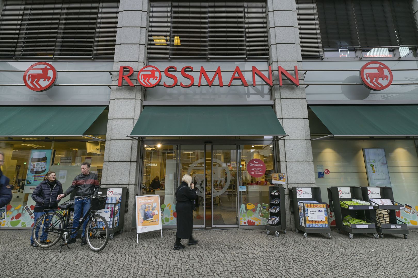 Rossmann rozdaje 50 proc. zniżki na zakupy. Wystarczy spełnić jeden warunek