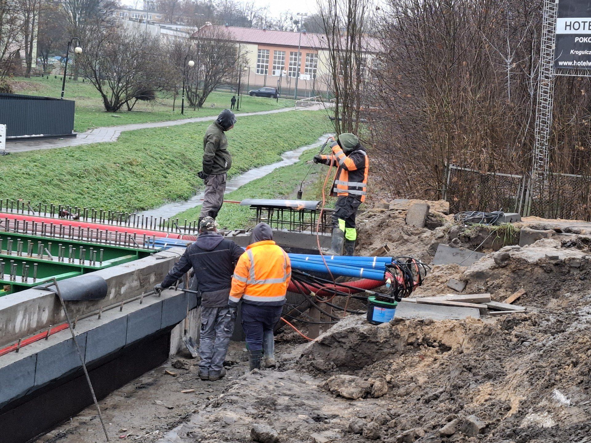 Kierowcy nadal nie pojadą odcinkiem ulicy Chrobrego w Radomiu, budowa mostu sprawia problem