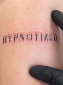 Tatuatorzy ostrzegają przed tymi viralowymi dziarkami. "Uwaga na oczopląs"