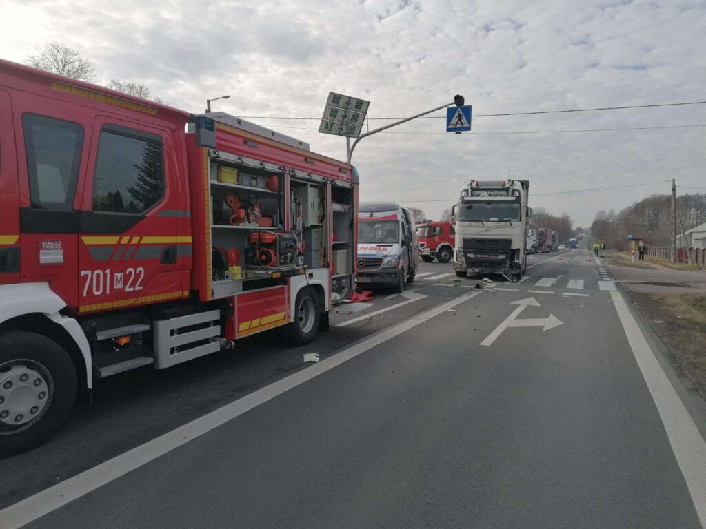 Śmiertelny wypadek z ciężarówką. Nie żyje 85-letni kierowca