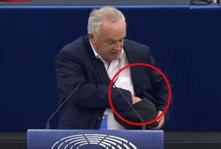 Europoseł wszystkich zaskoczył. Nagle wyjął coś z torby