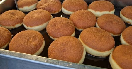 Rozdawali pączki za darmo. 1200 sztuk zniknęło w kilka chwil