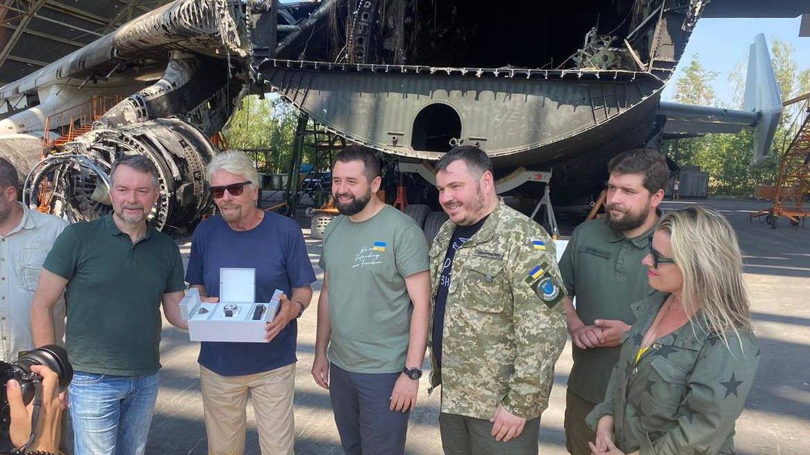 Richard Branson podczas wizyty na lotnisku w Hostomelu