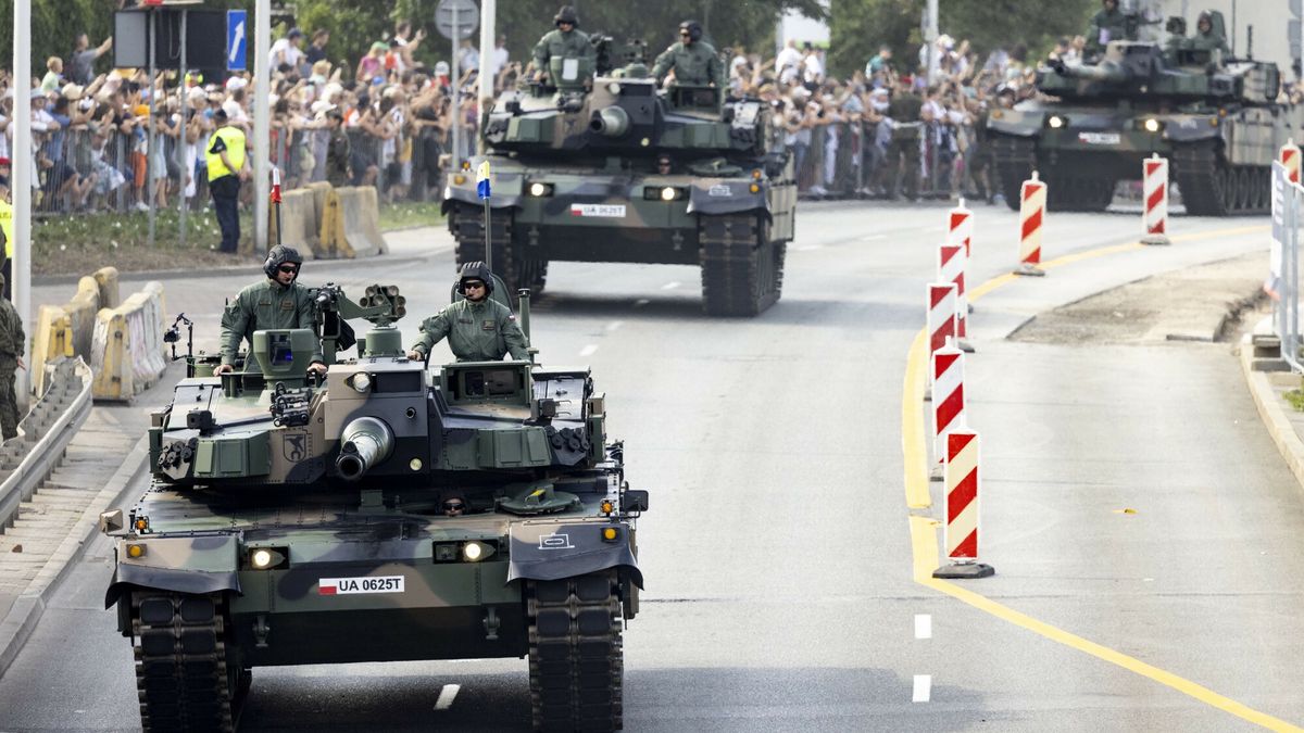 Czołgi K2 podczas defilady z okazji Święta Wojska Polskiego, 15 sierpnia 2024 roku