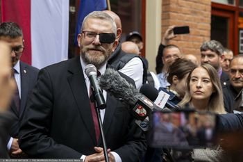 Spór w Koronie Brauna. Niepokoją się o rozdawanie "jedynek"