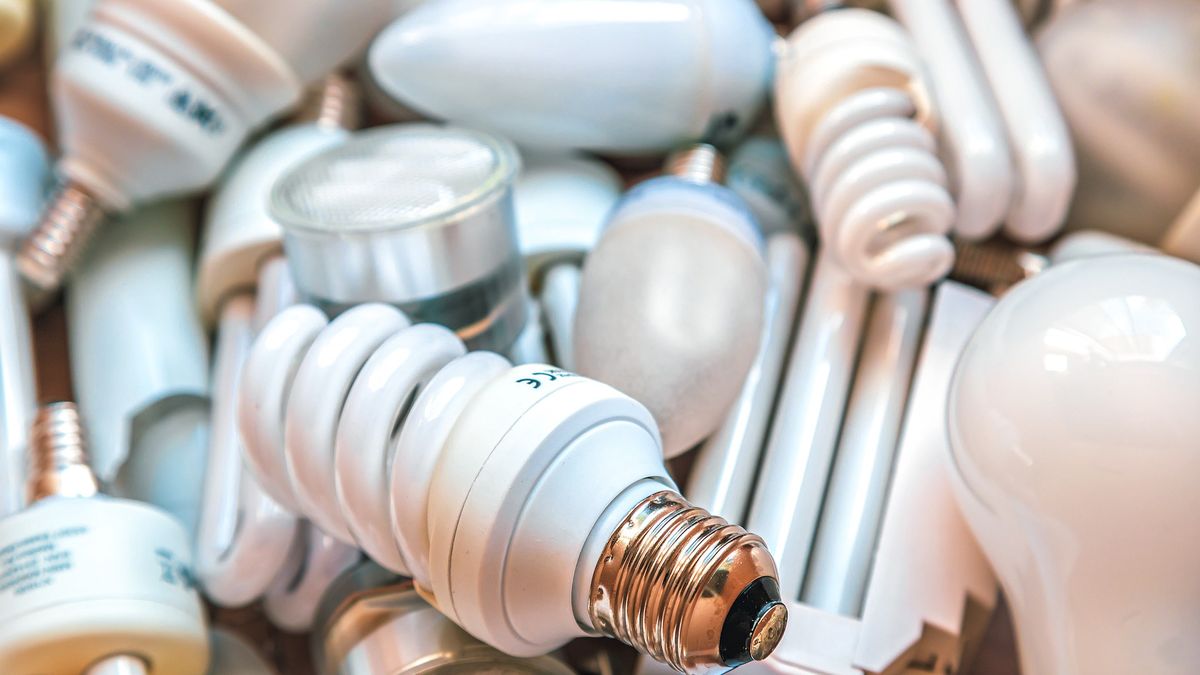 Za wyrzucenie żarówki do kosza można dostać karę.