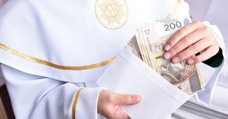 Czyje są pieniądze z komunii? Prawniczka wyjaśnia!