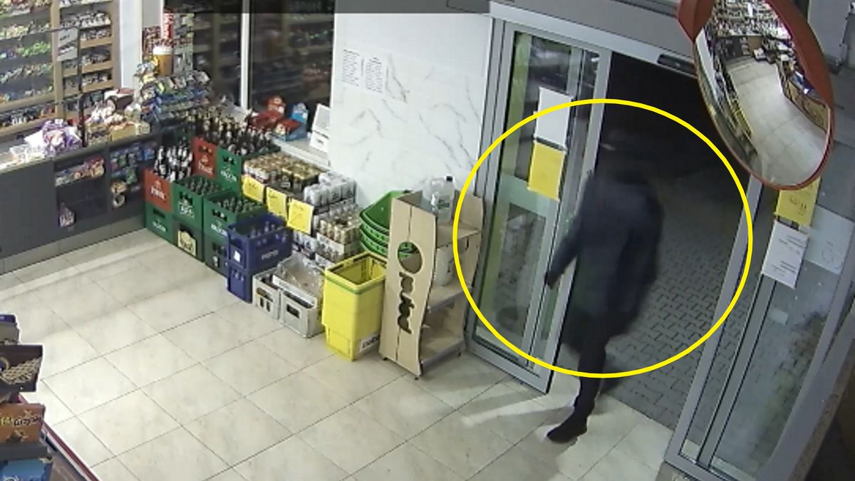 Młody, zamaskowany mężczyzna po sterroryzowaniu ekspedientki ukradł pieniądze ze sklepu w Leszczach w powiecie pińczowskim.