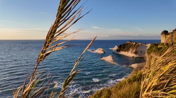 Cape Drastis na Korfu – przylądek, jasne klify i zachód słońca