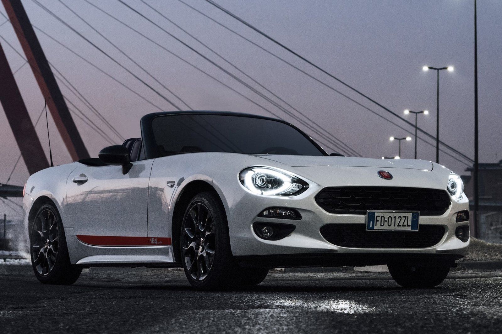 Można więc powiedzieć, że Fiat 124 Spider S-Design to delikatne rozczarowanie, choć z pewnością auto wygląda lepiej od standardowej wersji. Czy tak niewiele dostaną także klienci Tipo S-Design? Niestety, tego się właśnie spodziewamy.