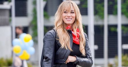 Marcelina Zawadzka na plaży. Tłumaczy znaczenie litery "M"