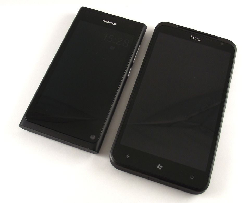 HTC Titan a Sensation i 7 Trophy, Nokia N9 i E7 oraz Samsung Wave - porównanie wielkości i wyglądu 20