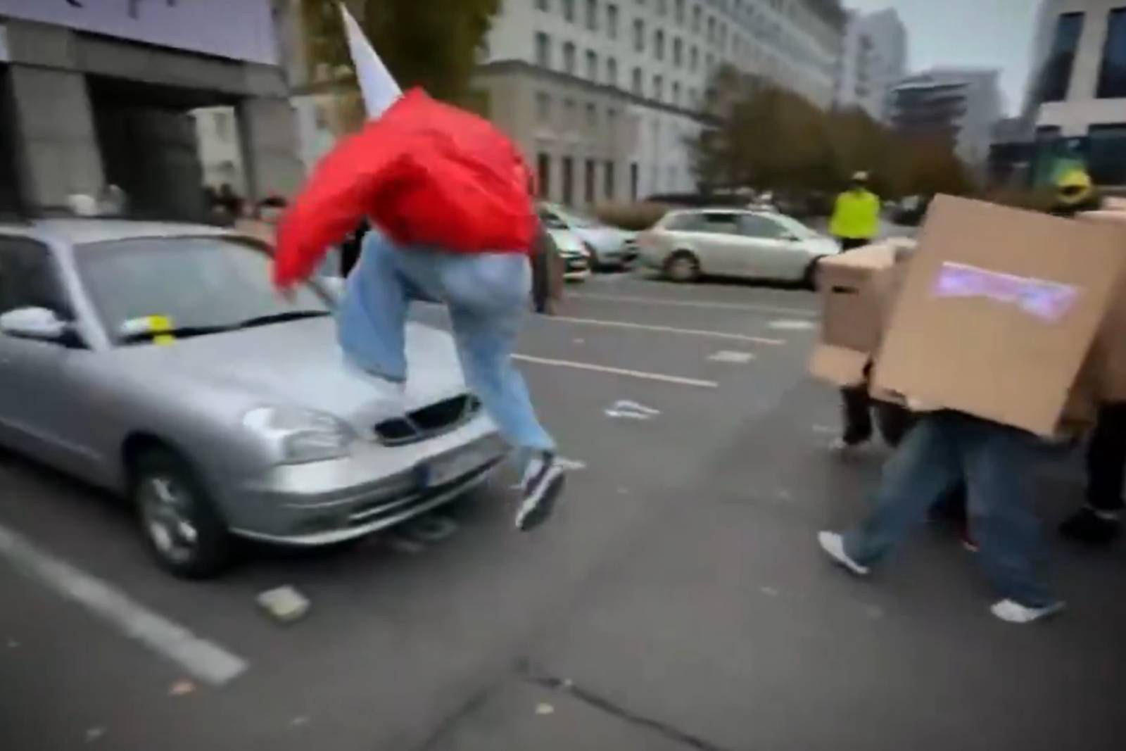 Tiktoker znów szalał w Warszawie. Ludzie mają dość, policja w akcji