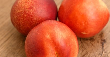 Te osoby powinny jeść nektarynki. Pomogą uporać się z uciążliwymi dolegliwościami i zrzucić kilogramy