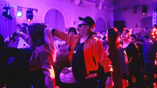 Takiego poloneza tańczy się tylko w Krakowie. Queerowy bal w Starym Teatrze