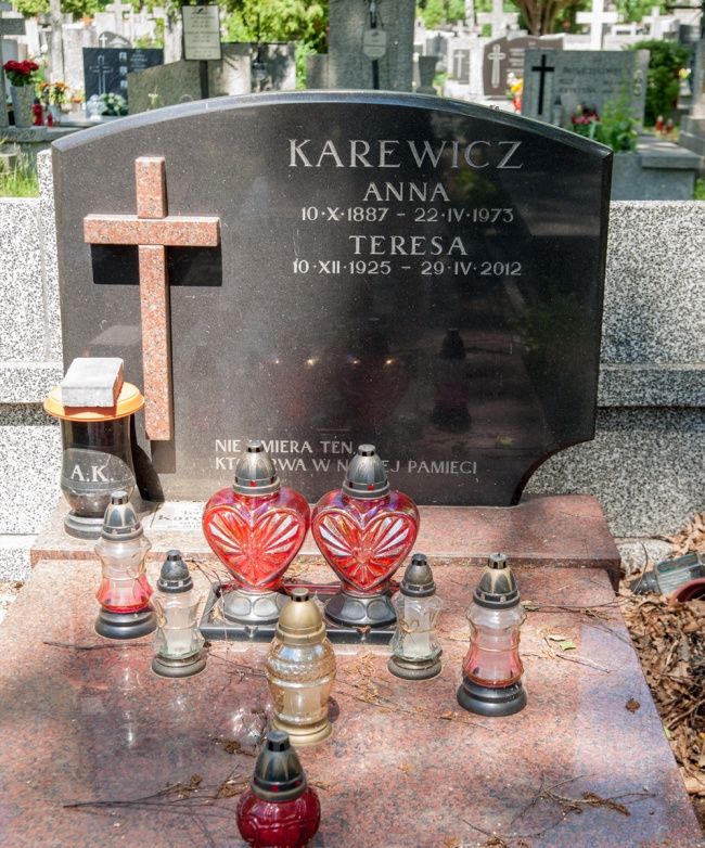 Grób żony Emila Karewicza i jego matki