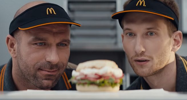 „Babcia” w reklamie McDonald’s opowiada o McMuffinie z twarożkiem i rzodkiewką (wideo)