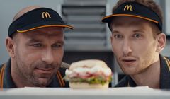 „Babcia” w reklamie McDonald’s opowiada o McMuffinie z twarożkiem i rzodkiewką (wideo)