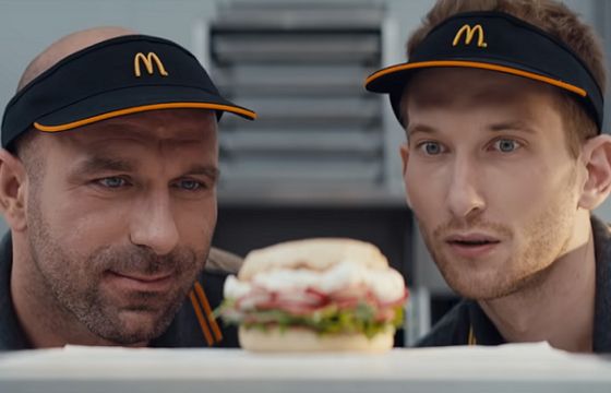 „Babcia” w reklamie McDonald’s opowiada o McMuffinie z twarożkiem i rzodkiewką (wideo)