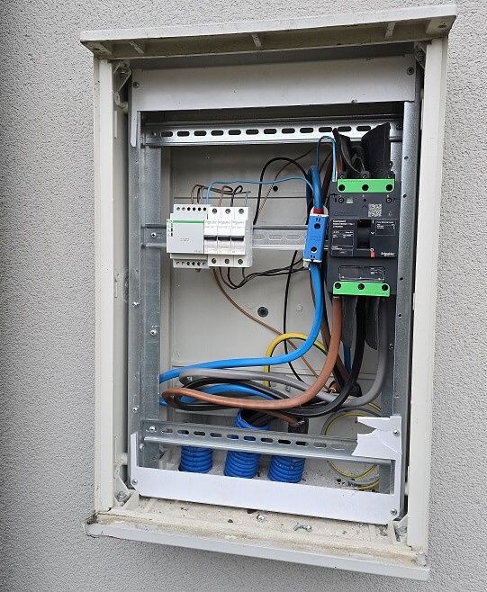 Zniszczona skrzynka energetyczna