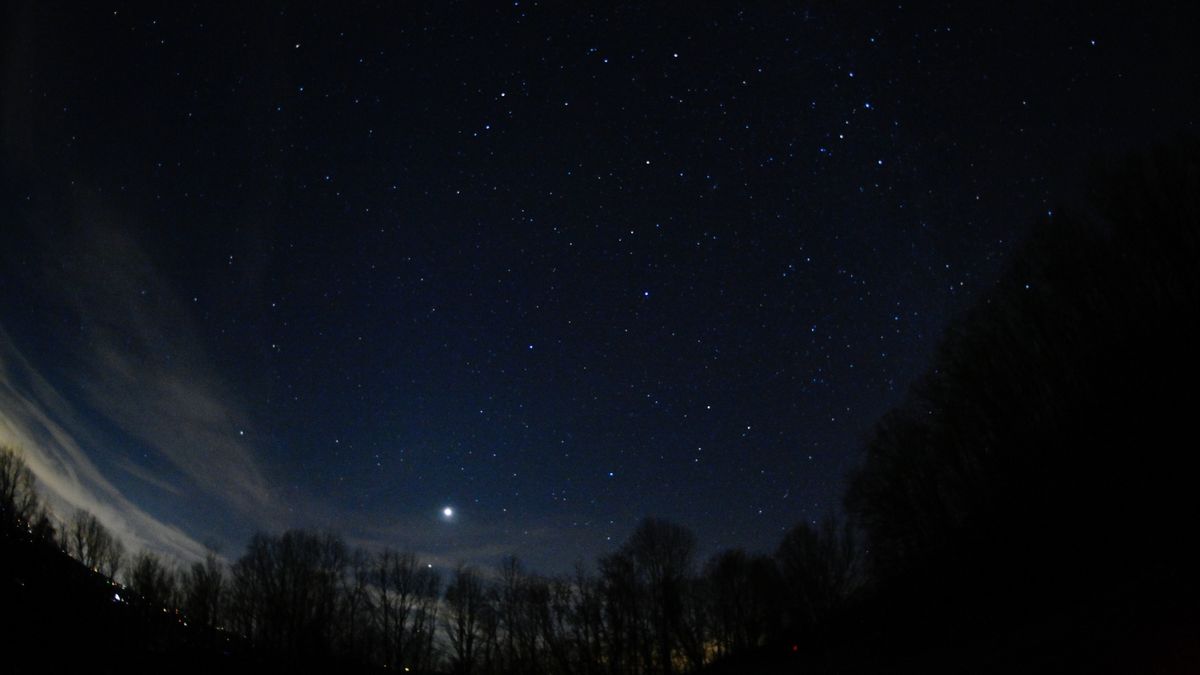 SPARTA, USA - JANUARY 25: A long awaited astronomical event dubbed as the planet parade or planetary alignment when four planets are visible to the naked eye on the evening sky, showing Venus and Saturn in Sparta NC, United States on January 25, 2025 (Photo by Peter Zay/Anadolu via Getty Images)