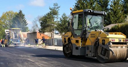 Wjechał na świeżo wylany asfalt. Oto co mu grozi