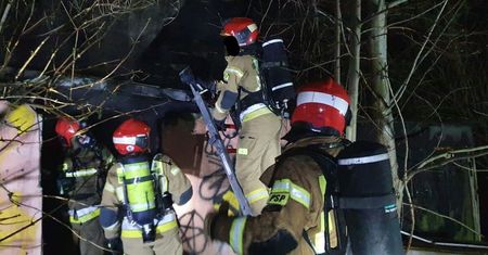 Pożar pustostanu w centrum Lublina. Z płonącego budynku wyczołgał się mężczyzna, jego odzież zajęła się ogniem