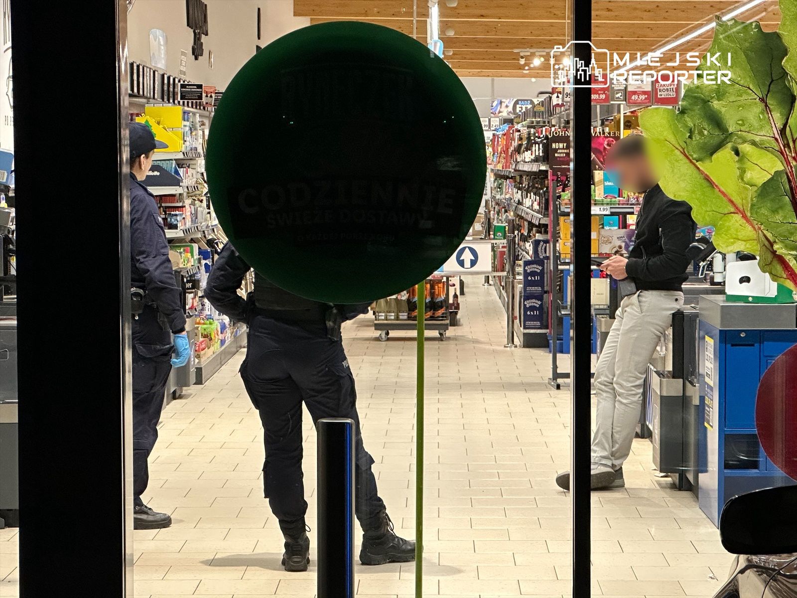 Śmierć w markecie. Ukradł butelkę whiskey, wypił i zmarł