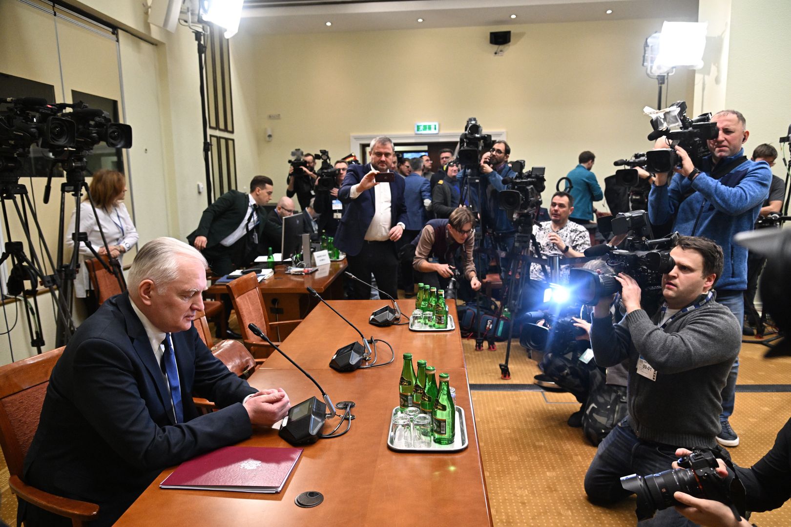 Warszawa, 09.01.2024. Były wicepremier w rządzie PiS Jarosław Gowin (L) przed posiedzeniem sejmowej komisji śledczej do zbadania legalności, prawidłowości oraz celowości działań podjętych w celu przygotowania i przeprowadzenia wyborów Prezydenta Rzeczypospolitej Polskiej w 2020 r. w formie głosowania korespondencyjnego, 9 bm. w Sejmie w Warszawie. (sko) PAP/Radek Pietruszka