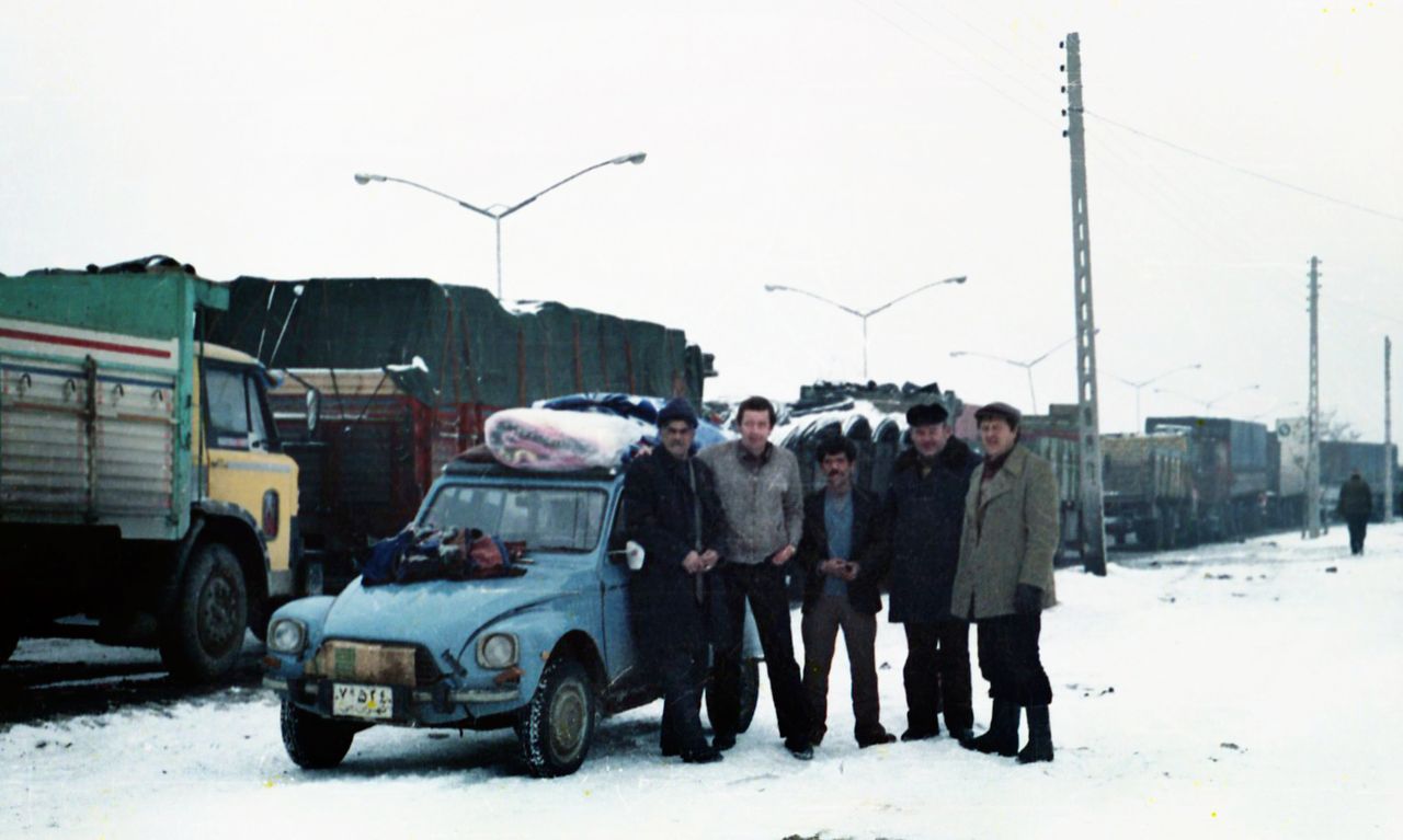 Adam Frąckowiak z polskimi kierowcami i towarzyszami z Iranu, rok 1983 (fot. archiwum Adama Frąckowiaka)