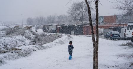 Dziecko stało na śniegu w piżamie. Później wykryto u niego siniaki