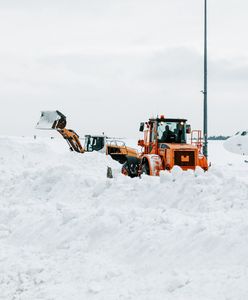 Śnieżyca sparaliżowała parking przy lotnisku. Port nie widzi problemu