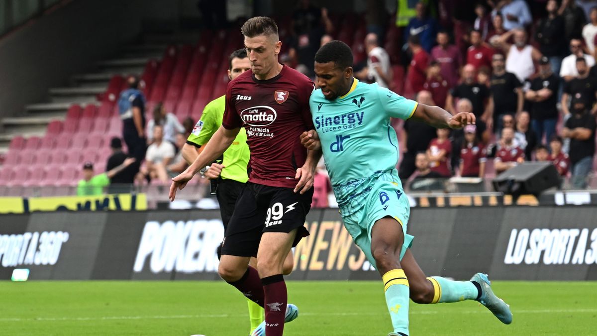 Salernitana's Krzysztof Piatek (L) in action against Verona's Isak Hien (R) during the Italian Serie A soccer match between US Salernitana and Hellas Verona FC in Salerno, Italy, 09 October 2022. EPA/MASSIMO PICA Dostawca: PAP/EPA.