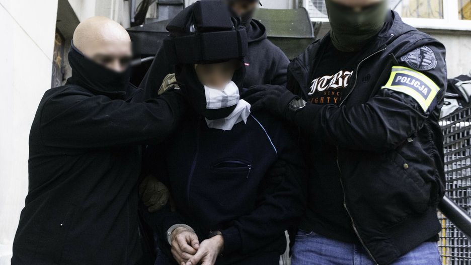 Sprawca ataku na terenie kampusu UW w prokuraturze
08.05.2025. Warszawa, Sprawca ataku na terenie kampusu UW w prokuraturze Fot. Filip Naumienko/REPORTER
N/z: Mieszko R sprawca napasci na terenie Kampusu Uniwersyteckiego UW, przesluchiwany w Prokuraturze Rejonowej Srodmiescie-Polnoc. Wieczorem 7 maja na teren uczelni wtargnal mlody mezczyzna i zaatakowal siekiera znajdujace si? tam osoby. Nie zyje kobieta, pracownik strazy uniwersyteckiej - z obrazeniami ciala zosta?a przewieziona do szpitala.
Filip Naumienko/REPORTER
