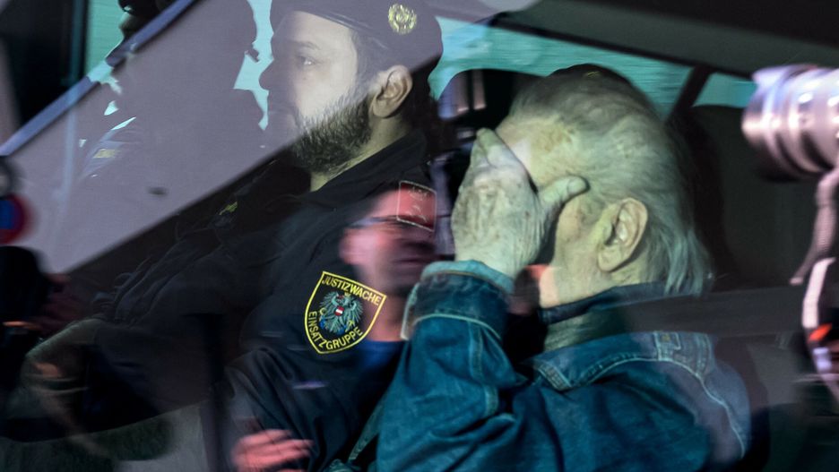 Josef Fritzl w drodze na rozprawę w styczniu 2024 r.