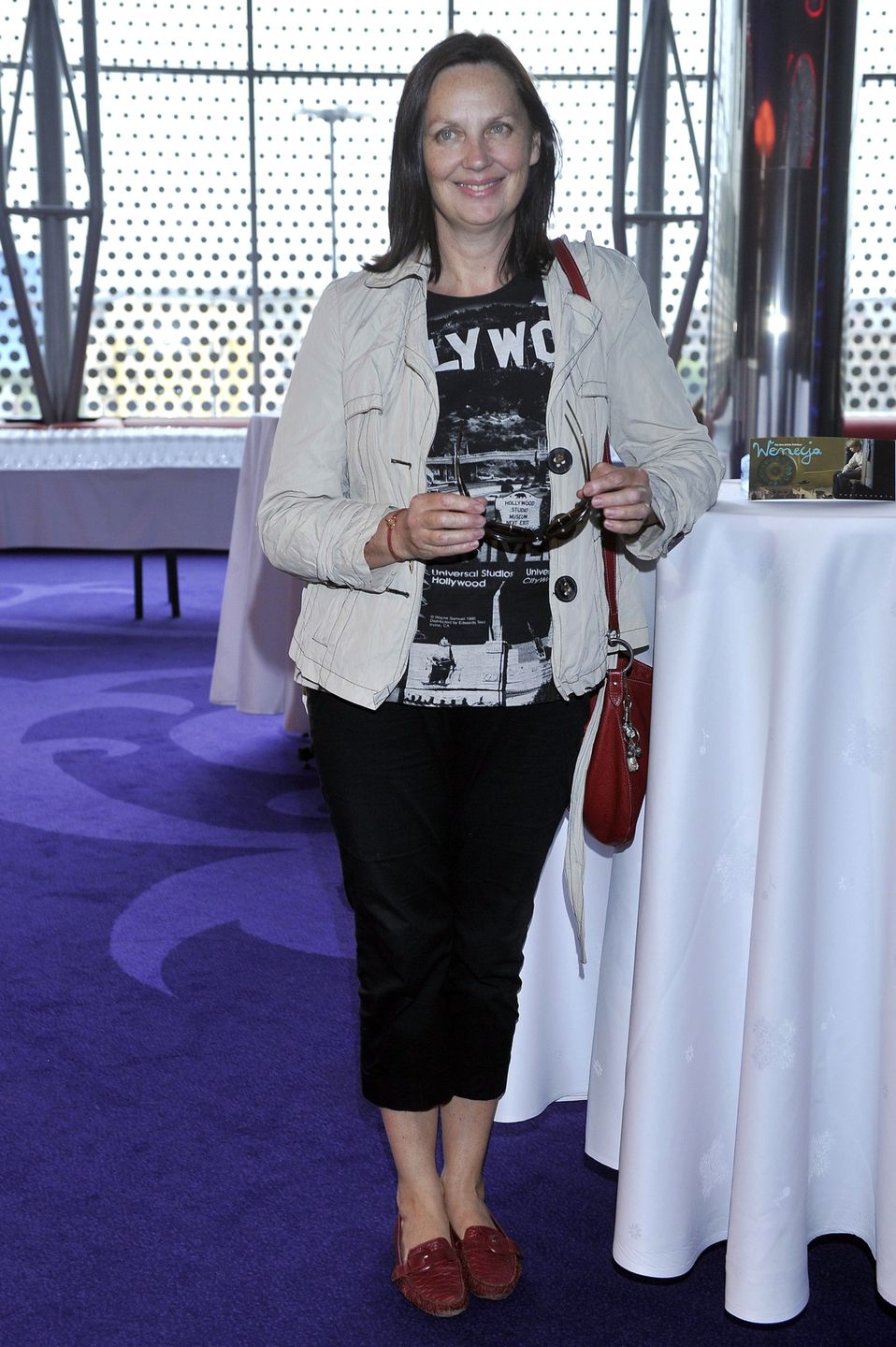 czerwiec 2010, Wenecja - premiera filmu, kurtka beżowa, spodnie czarne, spodnie rybaczki, bluzka z napisami, buty bordo, torebka bordo