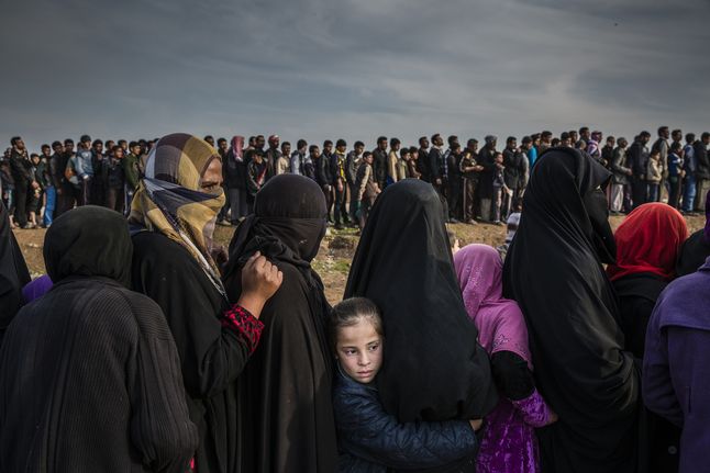 Cywile z zachodniego Mosulu czekają, by uzyskać pomoc.