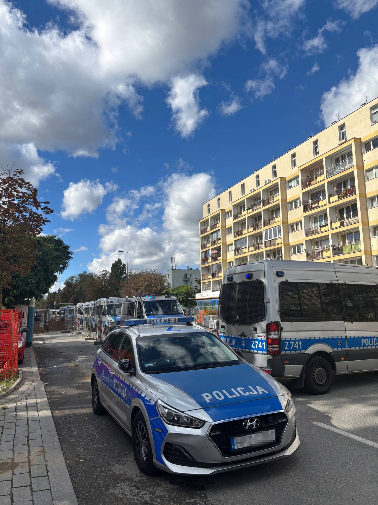 Policja na proteście pracowników Beko przed ambasadą Turcji