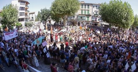 Gigantyczny protest na wakacyjnej wyspie. 2 tys. osób wyszło na ulice