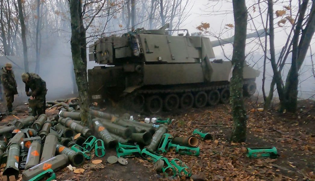 Podarowane Ukrainie przez Wielką Brytanię armatohaubice M109A4BE.