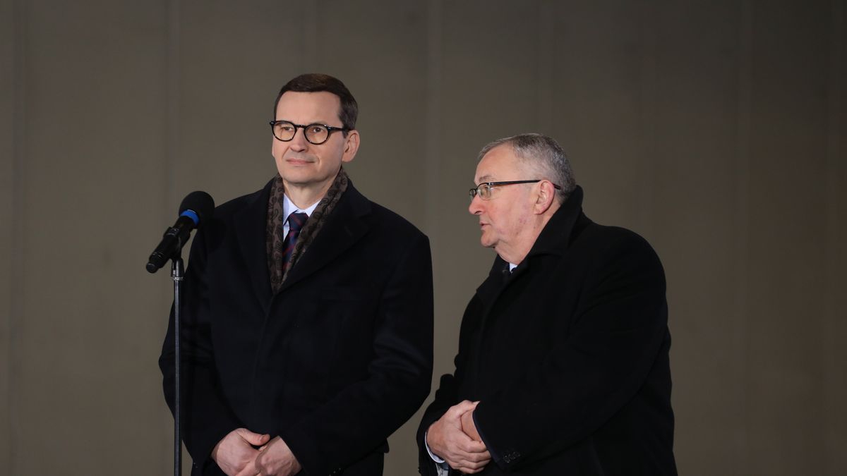 Premier Mateusz Morawiecki i minister infrastruktury Andrzej Adamczyk. Zdjęcie archiwalne