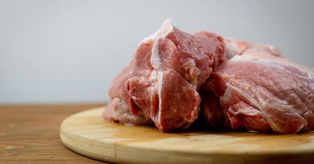 Peklowanie mięsa. Ten składnik sprawi, że będzie soczyste i aromatyczne