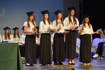 Zakończenie roku klas ósmych Niepublicznej Szkoły Podstawowej w Bełchatowie. Łzy, radość i tort na pożegnanie