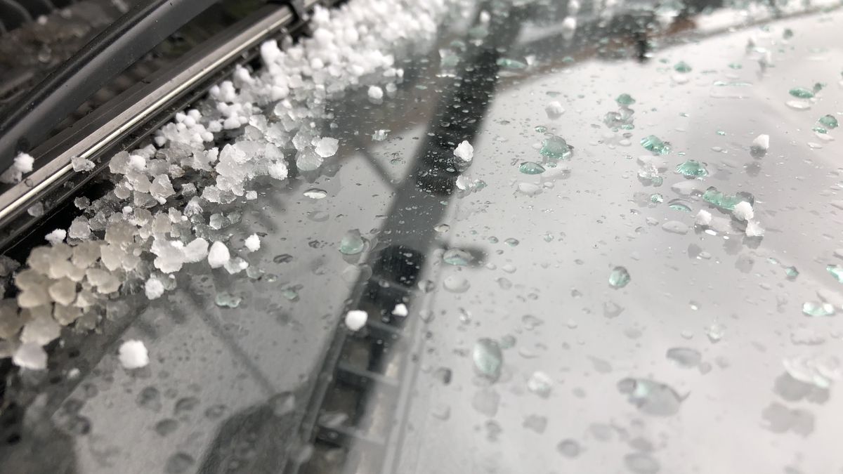 Grad zniszczył wiele samochodów (zdjęcie ilustracyjne) 