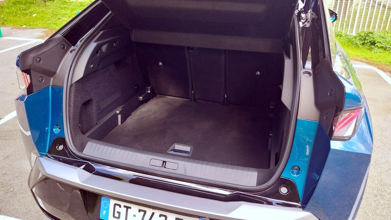 Peugeot E-3008. Spory bagażnik i 17 schowków przesądzają o praktyczności samochodu